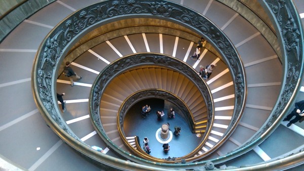 Las escaleras de caracol en Roma: Importancia histórica y resurgir contemporáneo